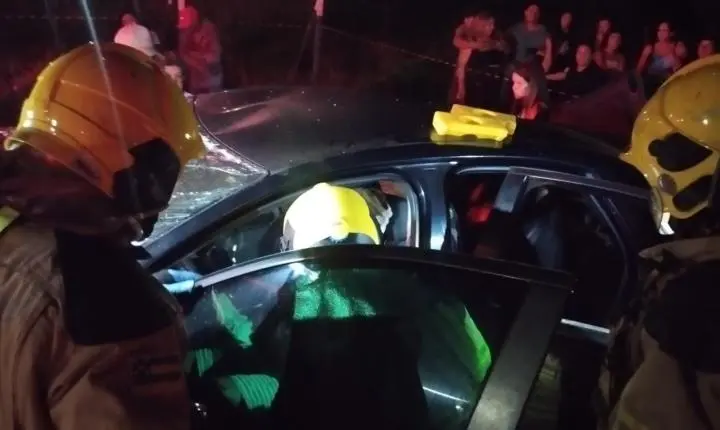 Bombeiros de Sergipe resgatam vítimas presas em ferragens na BR-101