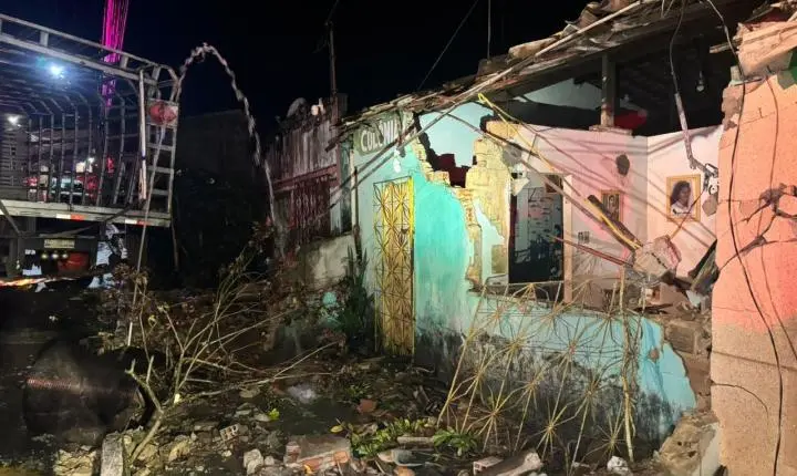 Caminhão com botijões de gás atinge três casas em Itaporanga d’Ajuda