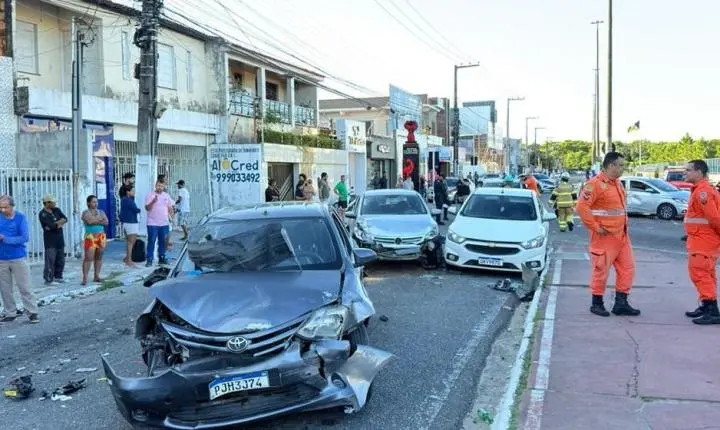 Carreta provoca engavetamento com 10 veículos e deixa dez feridos