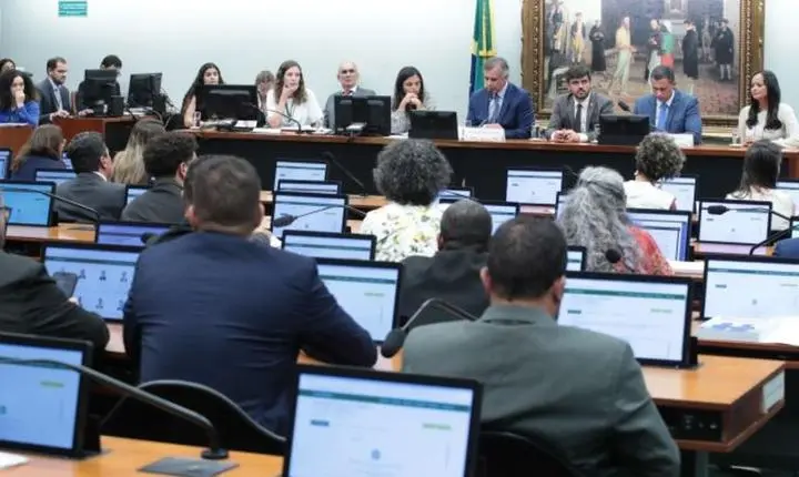 CCJ da Câmara adia análise de PEC sobre redução da maioridade penal