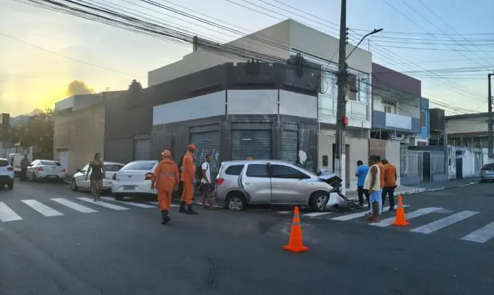 Colisão entre três veículos deixa seis feridos em cruzamento na capital