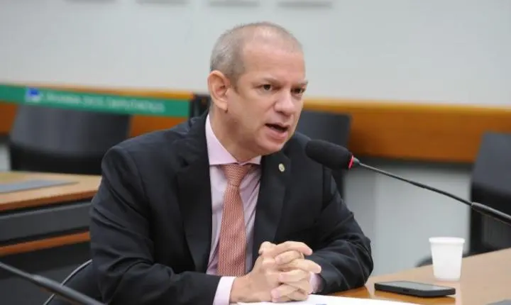 Comissão aprova uso obrigatório de fonte tamanho 14 em comunicações para idosos