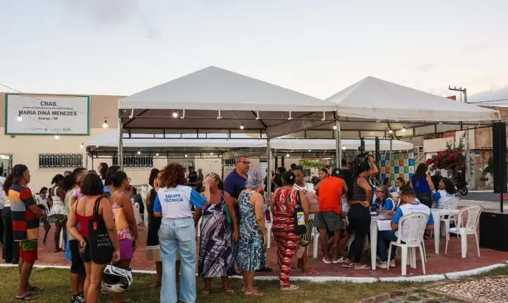Escritura na Mão: Prefeitura entrega mais de mil certidões de regularização fundiária para moradores do bairro 17 de Março