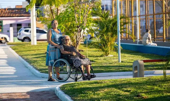 Moradores do bairro Suíssa celebram nova estrutura da Praça Professor Manoel Franco Freire