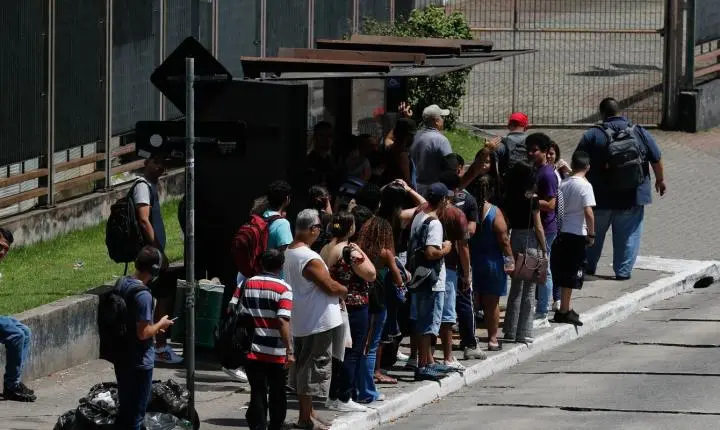 Motoristas de ônibus fazem paralisação na zona sul de São Paulo