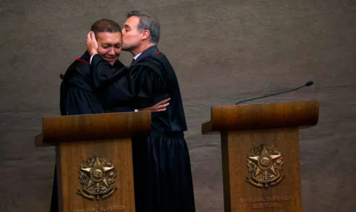 Nunes Marques assume presidência do TSE com Lula e Flávio Bolsonaro em cerimônia