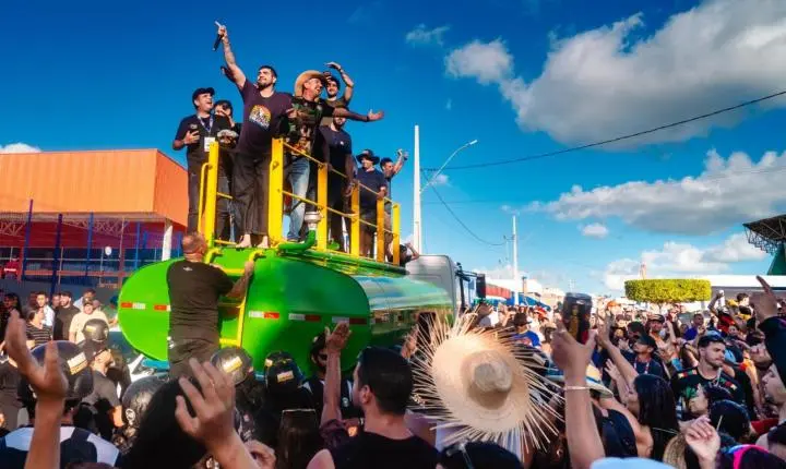 Pega do Mastro reúne multidão em Lagarto com cortejo tradicional e shows de Alcymar Monteiro e Nattan