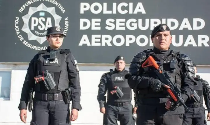 Polícia argentina escoltou veículos que transportavam Flávio Bolsonaro até avião particular, revela Clarín