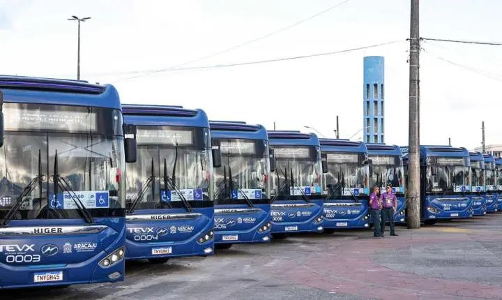 Prefeita de Aracaju entrega mais 15 ônibus elétricos à população 