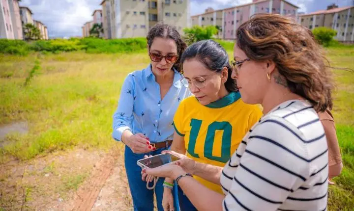 Prefeita Emília Corrêa vistoria área para nova USF e academia no bairro Marivan