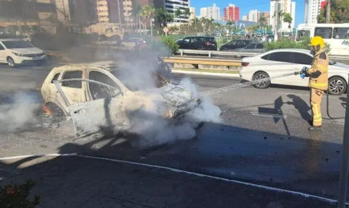 Susto no Jardins: carro pega fogo em frente a banco e fica completamente destruído em Aracaju